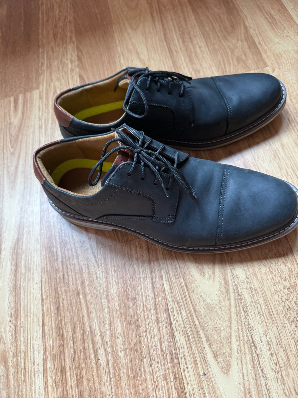 Florsheim Black Leather Lace-Up Casual Dress Shoes with Brown Collar Accent - Picture 5 of 8